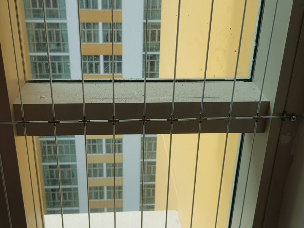 Lưới an toàn lắp đặt tại cửa sổ chung cư và các căn hộ cao tầng