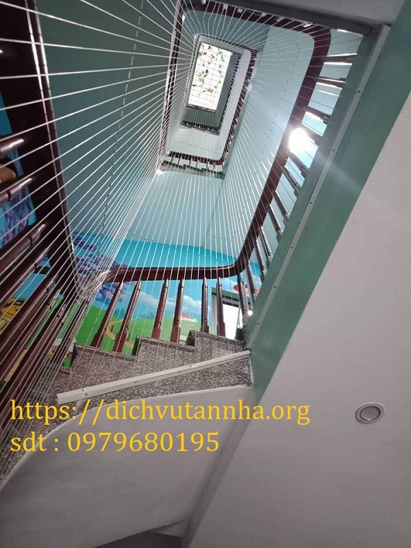 Lắp đặt lưới an toàn cầu thang tại Xuân Mai- Hà Nội