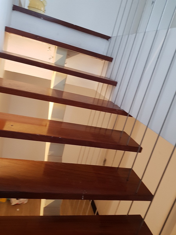 cầu thang gỗ kết hợp tăng đơ
