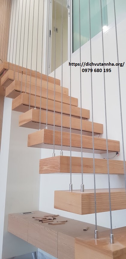 Lắp đặt dây cáp cầu thang lên mặt bậc gỗ
